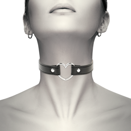 it has a secure three-clasp closure that allows it to fit all neck sizes