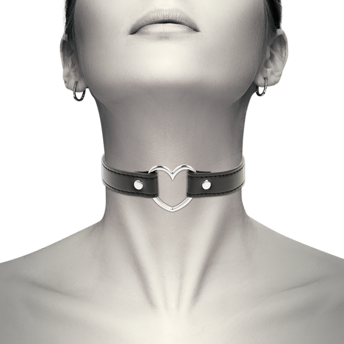 it has a secure three-clasp closure that allows it to fit all neck sizes