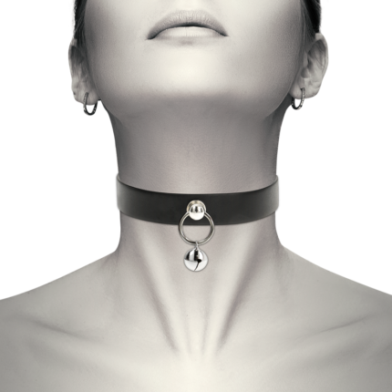 it has a secure three-clasp closure that allows it to fit all neck sizes