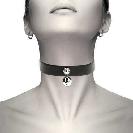 it has a secure three-clasp closure that allows it to fit all neck sizes