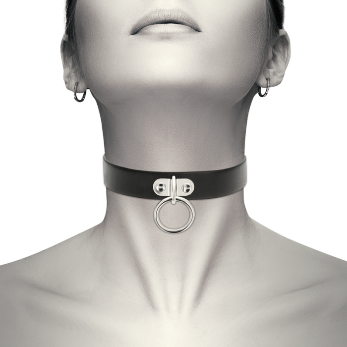 it has a secure three-clasp closure that allows it to fit all neck sizes