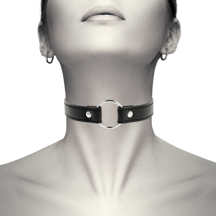 it has a secure three-clasp closure that allows it to fit all neck sizes